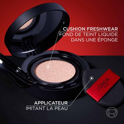Gros plan sur le boîtier ouvert du Fond de Teint Cushion Freshwear de L'Oréal Paris. On y voit l'éponge imprégnée de fond de teint liquide et un applicateur imitant la peau posé à côté. Des lignes pointent vers l'éponge et l'applicateur avec les descriptions 'CUSHION FRESHWEAR FOND DE TEINT LIQUIDE DANS UNE ÉPONGE' et 'APPLICATEUR IMITANT LA PEAU
