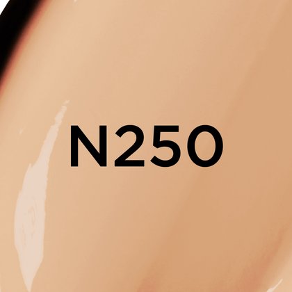 Un gros plan d'un fond de teint ou d'une texture crémeuse de couleur beige moyen à chaud avec des sous-tons neutres, avec le texte noir en gras 'N250' centré sur l'image, indiquant probablement une teinte de produit.