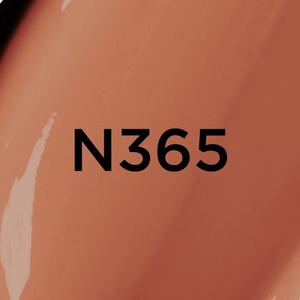 Un gros plan d'un fond de teint ou d'une texture crémeuse de couleur brun caramel moyen à foncé, avec le texte noir en gras 'N365' centré sur l'image, indiquant probablement une teinte de produit