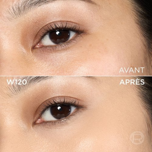 Image divisée montrant un comparatif avant et après de la zone des yeux. La section supérieure, étiquetée 'AVANT', présente une peau avec des taches de rousseur et une légère décoloration sous l'œil. La section inférieure, étiquetée 'W120' et 'APRÈS', montre la même zone des yeux avec une peau visiblement plus uniforme, plus lisse et éclaircie, suite à l'application d'un produit de maquillage. Un discret logo 'R' est également visible en bas à droite de la partie 'APRÈS