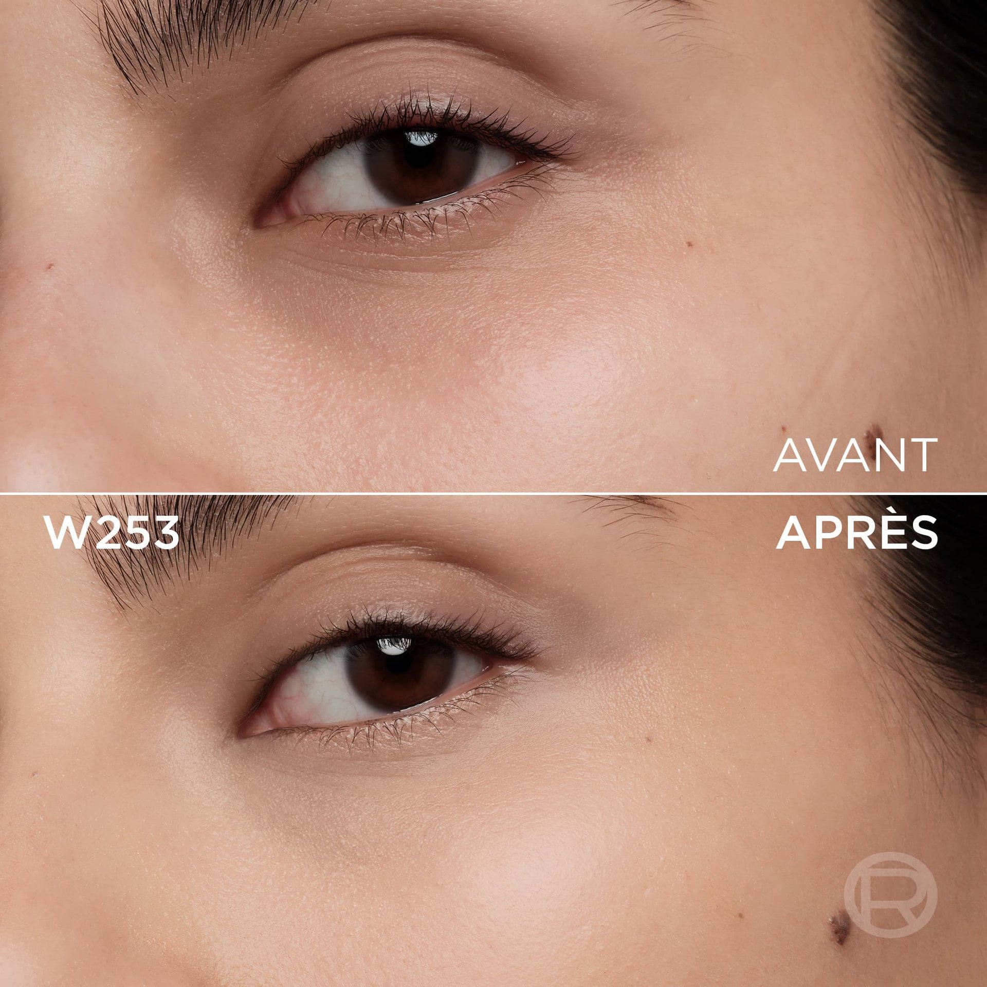 Image divisée montrant un comparatif avant et après de la zone sous l'œil et de la joue d'une personne à la peau claire à moyenne. La section supérieure, étiquetée 'BEFORE' (Avant), présente une peau avec quelques légères imperfections, une décoloration subtile sous l'œil et un maquillage discret des yeux. La section inférieure, étiquetée 'W253' et 'AFTER' (Après), montre la même zone du visage avec une peau visiblement plus unifiée, plus lisse et des imperfections atténuées, suite à l'application d'un produit cosmétique. Le maquillage des yeux reste discret. Un discret logo 'R' est également visible en bas à droite de la partie 'APRÈS