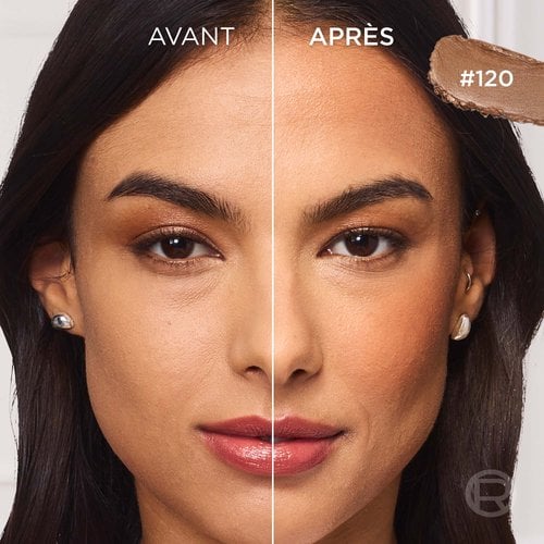 Image divisée montrant le visage d'une femme au teint chaud et olive. La partie 'AVANT' à gauche présente son teint naturel, tandis que la partie 'APRÈS' à droite illustre un effet bronzé, éclatant et ensoleillé avec une chaleur et une définition accrues sur ses joues. Un échantillon du produit dans la teinte '#120' est visible dans le coin supérieur droit.