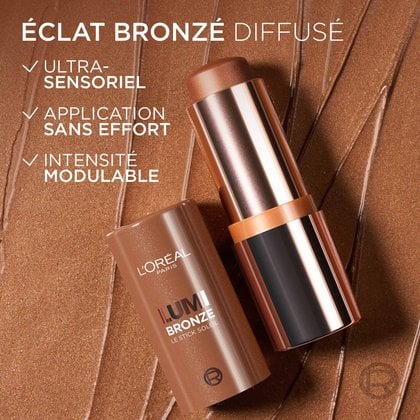 Un stick L'Oréal Lumi Bronze ouvert, présentant son tube doré-bronze et son produit, posé sur un échantillon bronzé texturé. Le texte accompagnant met en évidence 'DIFFUSED BRONZED GLOW' et indique les caractéristiques 'ULTRA SENSORIAL', 'EFFORTLESS GLIDE' et 'BUILDABLE INTENSITY'.