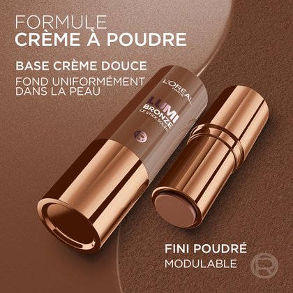 Un stick L'Oréal Lumi Bronze ouvert avec son capuchon, présentant le produit et son emballage or rose. Il est posé sur un fond bronze texturé. Le texte met en évidence 'FORMULE CRÈME À POUDRE', 'BASE CRÈME DOUCE', 'FOND UNIFORMÉMENT DANS LA PEAU', 'FINI POUDRE' et 'MODULABLE ET SANS EFFET DE MATIÈRE'
