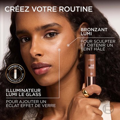 Une femme aux cheveux foncés bouclés et au teint chaud, moyen à foncé, présente une routine de maquillage. Des lignes sur son visage indiquent les zones d'application du 'LUMI BRONZER POUR SCULPTER ET AJOUTER DE LA CHALEUR' sur sa joue et son front, tandis qu'un 'LUMI LE GLASS HIGHLIGHTER' est suggéré pour 'AJOUTER UN ÉCLAT DE VERRE' sur ses pommettes. Elle tient un stick L'Oréal Lumi Bronze