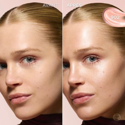 Image divisée du visage d'une femme à la peau claire et aux yeux bleus. La partie 'AVANT' à gauche présente son teint naturel, tandis que la partie 'APRÈS' à droite affiche un éclat radieux et frais sur ses pommettes et son front, indiquant l'application d'un enlumineur. Un échantillon rose irisé du produit '#902' est visible dans le coin supérieur droit