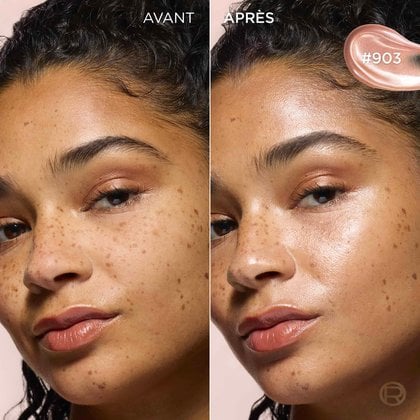 Image divisée du visage d'une femme à la peau claire et aux yeux bleus. La partie 'AVANT' à gauche présente son teint naturel, tandis que la partie 'APRÈS' à droite affiche un éclat radieux et frais sur ses pommettes et son front, indiquant l'application d'un enlumineur. Un échantillon rose irisé du produit '#902' est visible dans le coin supérieur droit