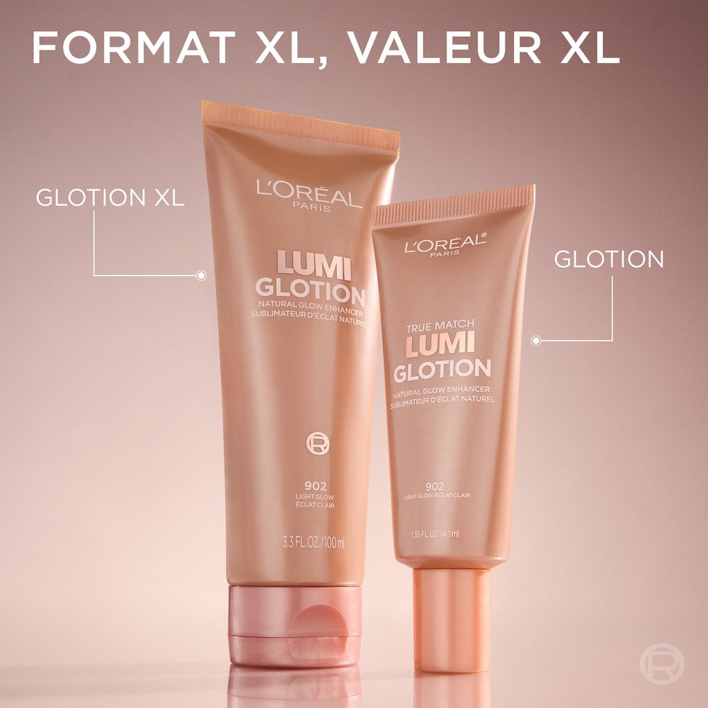 Deux tubes de L'Oréal Paris Lumi Glotion, Sublimateur d'éclat naturel, sont présentés côte à côte sur un fond rose pâle. Le tube plus grand à gauche est étiqueté 'GLOTION XL' et contient 100 ml. Le tube plus petit à droite est étiqueté 'GLOTION', inclut 'TRUE MATCH Lumi Glotion', et contient 40 ml. Les deux sont de la teinte 902 Éclat Clair. Le texte 'XL SIZE, XL VALUE' est affiché en évidence en haut de l'image