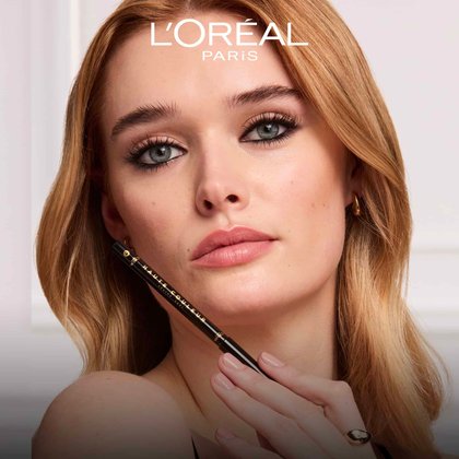 Une mannequin avec un maquillage des yeux défini tenant le crayon Haute Couleur Khol pour démontrer son fini professionnel et élégant.
