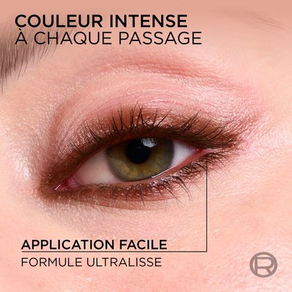 Gros plan d'un œil défini par le crayon bronze soulignant l'application modulable.