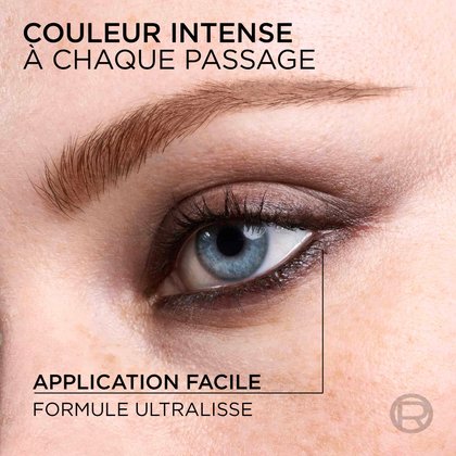 Gros plan d'un œil défini par le crayon brun soulignant l'application homogène.