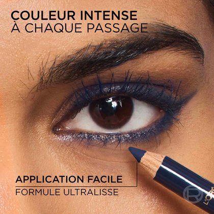 Gros plan d'un œil souligné par le crayon bleu marine mettant l'accent sur l'intensité de la couleur.