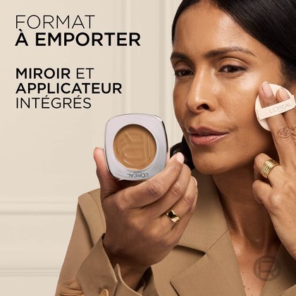 Une femme tenant le boîtier ouvert pour montrer le miroir intégré et appliquant le produit à l'aide de la houppette applicatrice, avec la mention "FORMAT À EMPORTER MIROIR ET APPLICATEUR INTÉGRÉS".