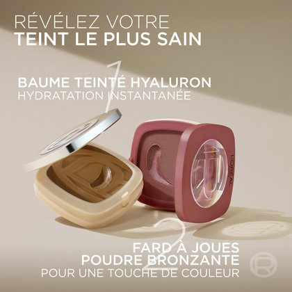 Photo de deux boîtiers ouverts de compacts L'Oréal mettant en valeur les teintes du produit, avec les légendes "RÉVÉLEZ VOTRE TEINT LE PLUS SAIN", "BAUME TEINTÉ HYALURON" et "HYDRATATION INSTANTANÉE".