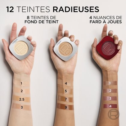 Trois mains tenant les boîtiers à côté de multiples échantillons de couleur appliqués sur un avant-bras, affichant le texte "12 TEINTES RADIEUSE" divisé en "8 TEINTES DE FOND DE TEINT".