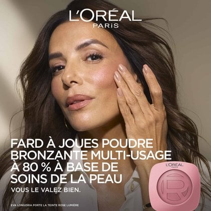 Gros plan d'une femme souriante à la peau éclatante et hydratée à côté d'un poudrier blush bronzer L'Oréal Paris, avec le texte "MULTI-USE BLUSH BRONZER WITH AN 80% SKINCARE BASE".