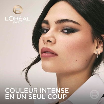 Portrait d'un mannequin avec un look d'œil charbonneux dramatique, avec la légende : « Une couleur intense en un seul passage. »
