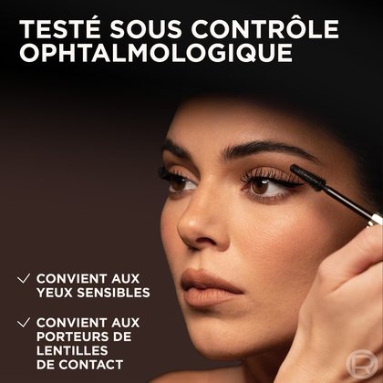 Une femme applique le mascara L'Oréal Panorama sur ses cils. Le texte en haut indique "TESTÉ SOUS CONTRÔLE OPHTALMOLOGIQUE" et des cochettes précisent que le produit "CONVIENT AUX YEUX SENSIBLES" et "CONVIENT AUX PORTEURS DE LENTILLES DE CONTACT".