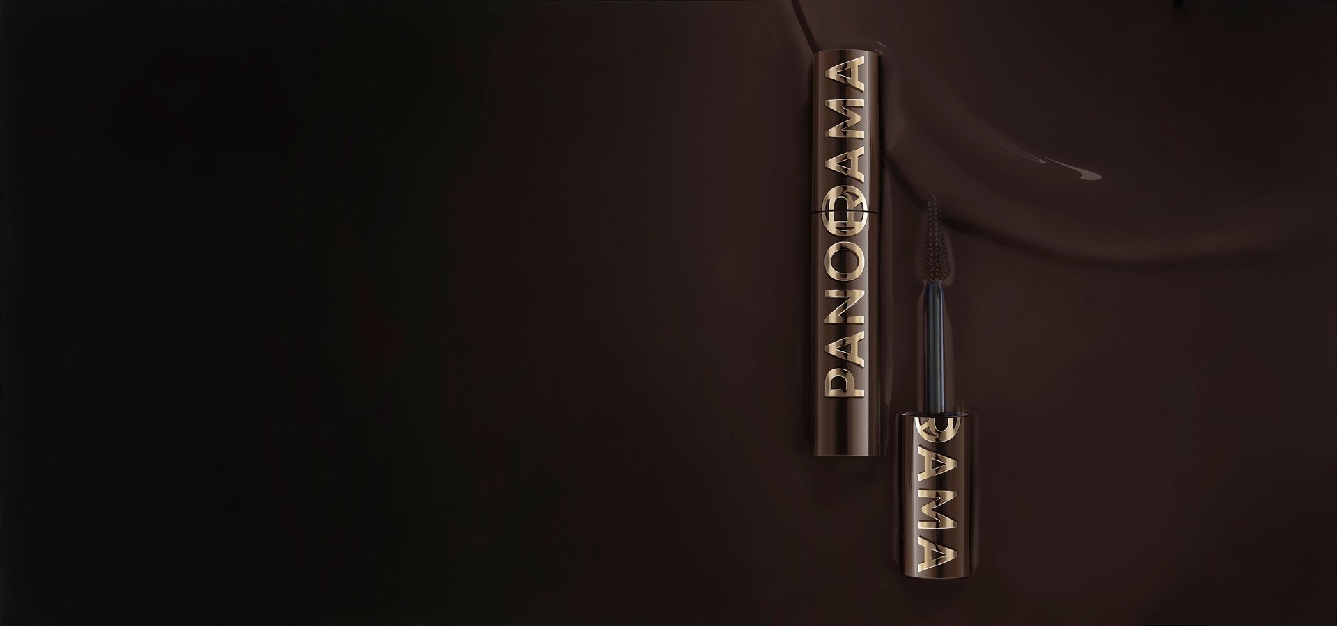 Un tube de mascara de couleur bronze foncé avec l'inscription "PANORAMA" en lettres dorées légèrement en relief, est posé verticalement sur un fond brun chocolat. Le capuchon du mascara est dévissé et positionné en dessous, avec la brosse du mascara visible, également de couleur foncée, s'étendant vers le haut. Le fond présente de légères ondulations qui suggèrent une texture liquide ou veloutée.