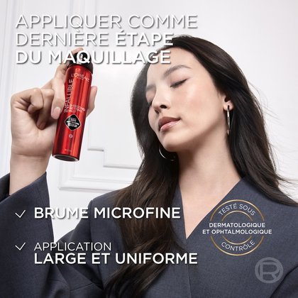 Une femme aux longs cheveux foncés et aux yeux fermés vaporise délicatement la "Brume Fixatrice 3 Secondes L'Oréal Infallible" sur son visage. Le texte en haut indique : "APPLIQUER EN DERNIÈRE ÉTAPE DU MAQUILLAGE". Des avantages supplémentaires listés ci-dessous incluent "BRUME MICRO-FINE" et "APPLICATION LARGE ET UNIFORME". Un sceau doré circulaire réaffirme "TESTÉ SOUS CONTRÔLE DERMATOLOGIQUE & OPHTALMOLOGIQUE".