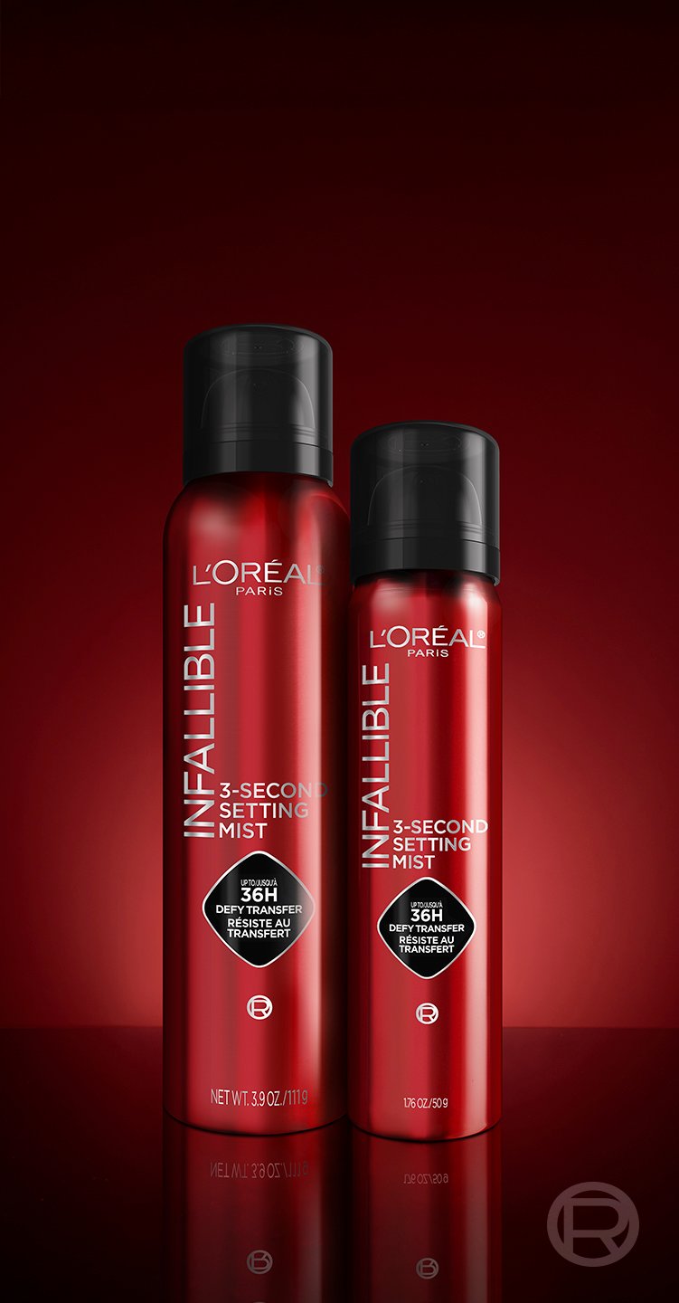  Deux flacons vaporisateurs rouges de "L'Oréal Infallible 3-Second Setting Mist" sont présentés sur une surface noire brillante avec un fond dégradé rouge. Le flacon de gauche est plus grand (3,9 oz / 111 g), tandis que celui de droite est plus petit (1,7 oz / 50 g). Les deux flacons sont dotés de capuchons noirs et d'un branding qui met en évidence "Up to 36H transfer-proof / Defy transfer / Résiste au transfert".