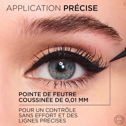 Gros plan sur un œil avec l'application précise d'un eye-liner liquide noir. Le texte indique : 'APPLICATION PRÉCISE' et 'POINTE DE FEUTRE COUSSINÉE DE 0,01 MM POUR UN CONTRÔLE SANS EFFORT ET DES LIGNES PRÉCISES
