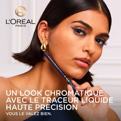 ne mannequin avec un regard souligné d'un eye-liner liquide brun intense, tenant le L'Oréal Paris Haute Précision Liquid Eyeliner brun. Le logo L'Oréal Paris est visible et le texte 'UN LOOK CHROMATIQUE AVEC LE TRACEUR LIQUIDE HAUTE PRÉCISION VOUS LE VALEZ BIEN.' est affiché