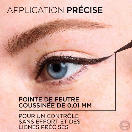 Gros plan sur un œil avec l'application précise d'un eye-liner liquide brun. Le texte indique : 'APPLICATION PRÉCISE' et 'POINTE DE FEUTRE COUSSINÉE DE 0,01 MM POUR UN CONTRÔLE SANS EFFORT ET DES LIGNES PRÉCISES'