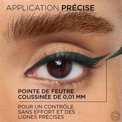 Gros plan sur un œil avec un eye-liner liquide noir intense et précis. Le texte indique : 'APPLICATION PRÉCISE' et 'POINTE DE FEUTRE COUSSINÉE DE 0,01 MM POUR UN CONTRÔLE SANS EFFORT ET DES LIGNES PRÉCISES