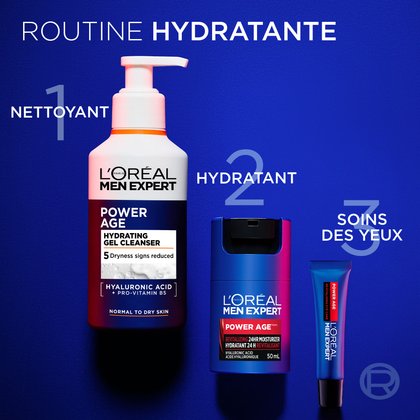 Un gros plan de la pompe et du goulot du flacon Power Age sur fond de mousse. Les points forts du texte incluent : « AGRÉABLE SUR LA PEAU AVEC UNE MOUSSE DOUCE », « FORMULÉ POUR LA PEAU DES HOMMES », « FORMULE SANS SAVON » et « CONVIENT AUX PEAUX SENSIBLES ».