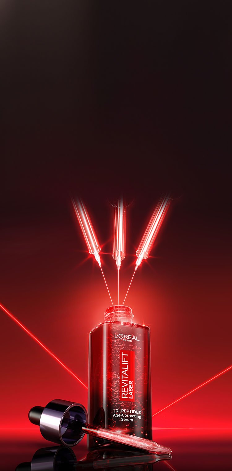 Photographie publicitaire du sérum Revitalift Laser de L'Oréal Paris. Sur un fond noir élégant traversé par des lignes laser rouges dynamiques, un flacon en verre rouge sombre est posé sur une surface réfléchissante. Sa pipette est déposée horizontalement à côté du flacon ouvert. Trois seringues lumineuses rouges pointent directement vers l'ouverture de la bouteille, symbolisant une approche technologique et clinique de la correction de l'âge. Le texte sur le flacon indique 'TRI-PEPTIDES Age-Correcting Serum'.