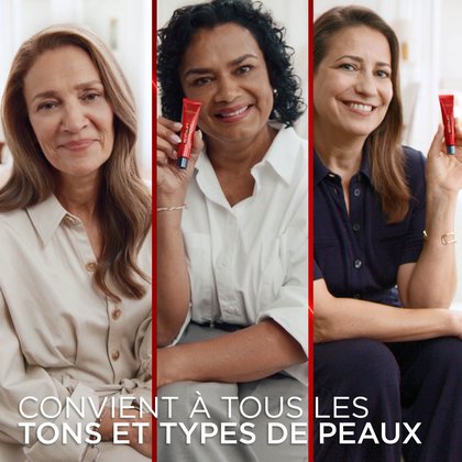 Un triptyque montrant trois femmes différentes, chacune avec des tons de peau et des types de peau distincts, souriant avec confiance. La femme du panneau central tient le tube L'Oréal Revitalift Correcteur de Poches Instantané. Le texte en bas indique : "CONVIENT À TOUS LES TONS ET TYPES DE PEAU." Des barres rouges verticales séparent les trois portraits.