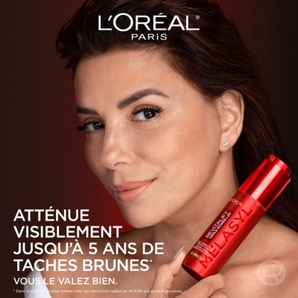 L’actrice Eva Longoria tient le flacon rouge du Sérum Melasyl Revitalift Triple Power LZR de L’Oréal Paris. Le texte indique : « Inverse visiblement jusqu’à 5 ans de taches pigmentaires ».