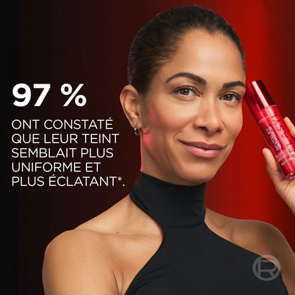 Photos macro cliniques avant et après sur deux tons de peau différents montrant une réduction visible des taches brunes après 8 semaines d’utilisation.