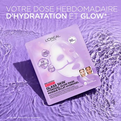 Un sachet de masque hydrogel violet L'Oréal Paris posé sur une texture d'eau ondulée et humide avec le texte : « Votre dose hebdomadaire d'hydratation et glow ».