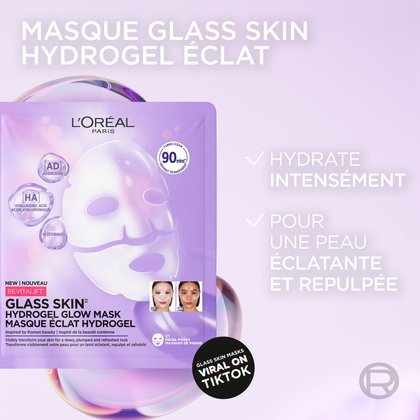 Un sachet de masque violet présenté sur un fond dewy violet avec du texte décrivant ses bienfaits : il hydrate intensément pour une peau éclatante et repulpée.