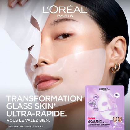 Portrait d'une femme d'origine est-asiatique appliquant le masque hydrogel translucide au fini gélifié sur son visage. Le texte en français indique : « Transformation Glass Skin ultra-rapide ».