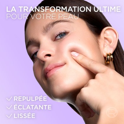 Gros plan sur une femme souriante qui touche sa joue rebondie et lumineuse. Le texte met en avant : « La transformation ultime pour votre peau : repulpée, éclatante, lissée ».