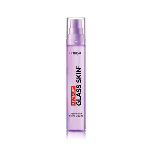 Un plan moyen d'un flacon pompe violet de Revitalift Glass Skin de L'Oréal Paris posé sur un fond blanc épuré, à côté d'une texture de crème-liquide blanche et soyeuse.