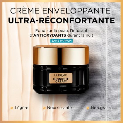 Gros plan du pot en verre noir de la Crème de Nuit Midnight reposant sur un fond de texture crémeuse et onctueuse. Le texte indique : « CRÈME ENVELOPPANTE ULTRA-RÉCONFORTE. Fond sur la peau, l'enveloppant d'ANTIOXYDANTS durant la nuit. SANS PARFUM » avec les mentions « Légère », « Nourrissante » et « Non grasse » au bas de l'image.