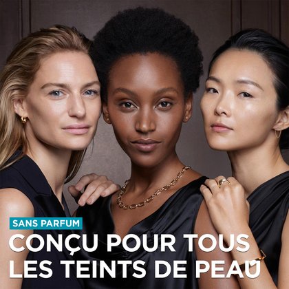 Portrait de trois femmes aux carnations différentes regardant l'appareil avec assurance. L'inscription en bas à gauche indique : « SANS PARFUM. EFFICACE SUR TOUTES LES CARNATIONS. »